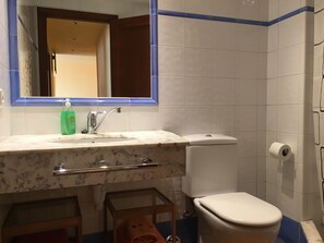 Apartamento conforto, 2 quartos, vista para o mar | Banheiro