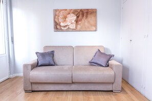 City Studio, Private Bathroom | Living area