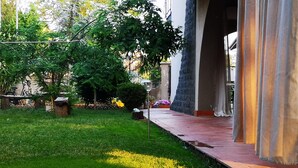 Un jardín cuidado con un sendero que lleva a la entrada de un edificio.