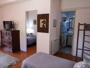 Family Suite, Multiple Beds, Ensuite, Ground Floor | 2 bedrooms, individually decorated, individually furnished, free WiFi - Casa degli Ulivi (Ragalna)
