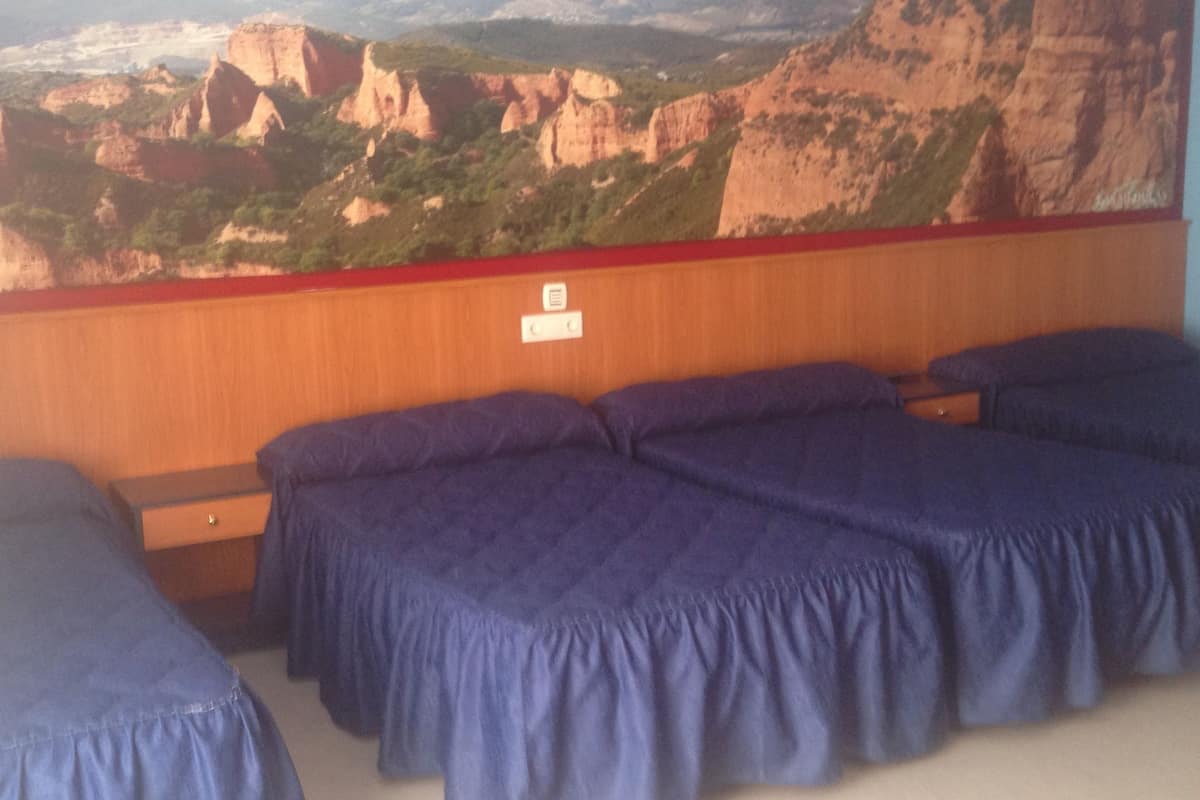 quadruple room | bathroom | combined shower/bathtub, bidet, towels