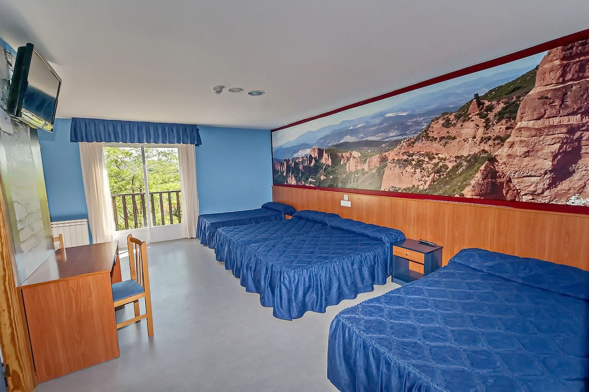 quadruple room | desk, soundproofing, cots/infant beds, free wifi