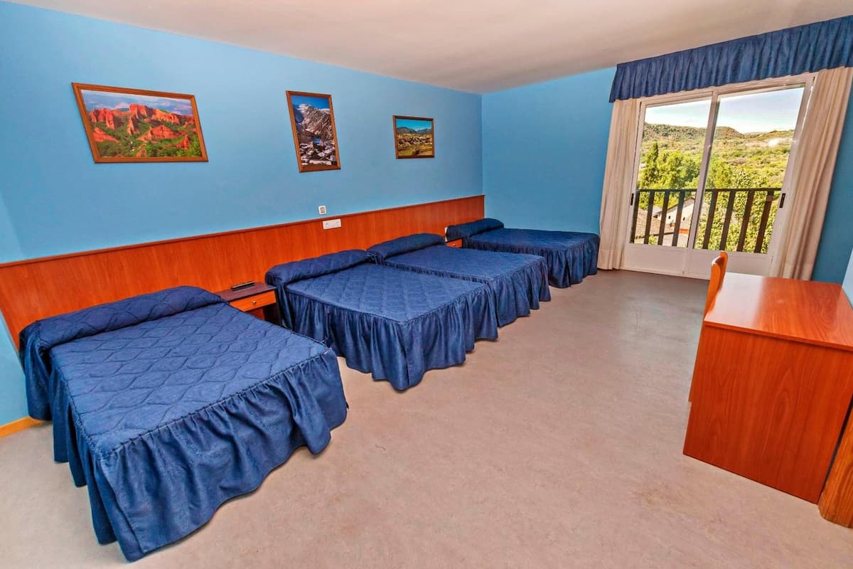 desk, soundproofing, cots/infant beds, free wifi