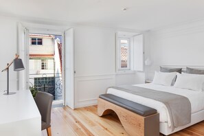 Cofres nos quartos, escrivaninha, quartos à prova de som