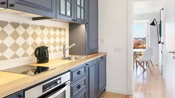 Superior Apartment, 1 Bedroom | Private kitchenette | Fridge, microwave, oven, stovetop