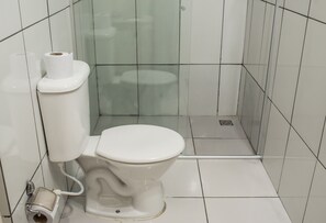 Standard Quadruple Room | Bathroom | Shower, free toiletries, towels - Pousada Rabake (Aparecida)