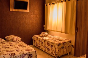 Blackout curtains, rollaway beds, free WiFi - Pousada Rabake (Aparecida)