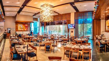 Petit déjeuner et dîner servis sur place, restauration en plein air