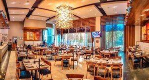 Breakfast, dinner, brunch served; seafood, alfresco dining - Hilton Garden Inn Puebla Angelópolis, Mexico (San Andrés Cholula)