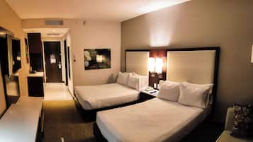 Ropa de cama de alta calidad y caja de seguridad en la habitación