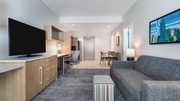 Suite, 1Â King-Bett, barrierefrei, Nichtraucher (mob/hearing acc w/ roll-in shower) | Wohnbereich