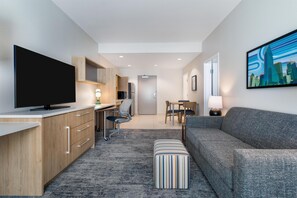 Suite, 1 King-Bett, barrierefrei, Nichtraucher (mob/hearing acc w/ roll-in shower) | Wohnbereich | 55-Zoll-Flachbildfernseher mit Digitalempfang, Fernseher