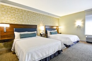 Suite, 2 letti queen, accessibile ai disabili, non fumatori (w/ bathtub) | Una scrivania, postazione laptop, tende oscuranti, ferro/asse da stiro