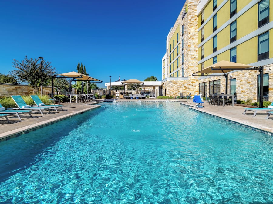 Una piscina al aire libre (de 10:00 a 22:00), sombrillas, tumbonas