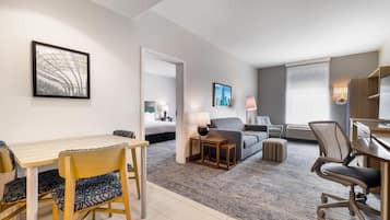 Suite, 1 cama de matrimonio grande, no fumadores (mob/hearing acc w/ roll-in shower) | Zona de estar | Televisión de pantalla plana de 55 pulgadas con canales digitales