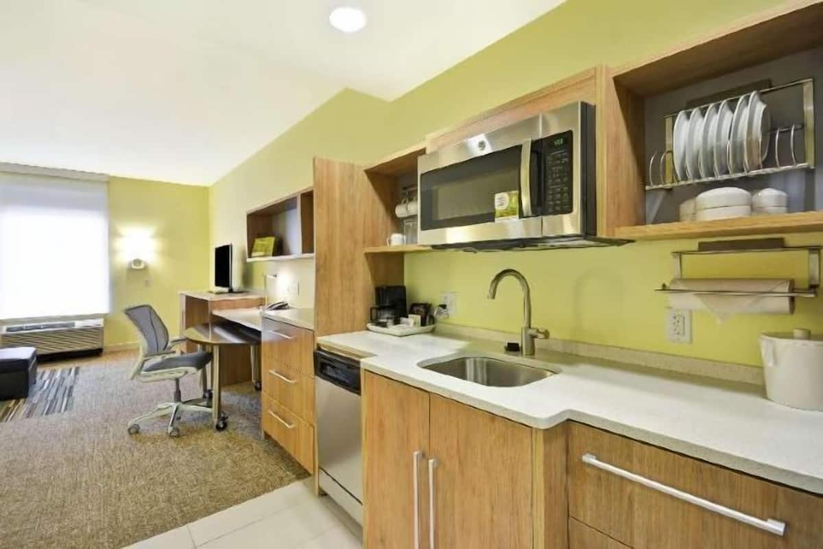 Full-sized fridge, microwave, dishwasher, coffee/tea maker