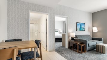 En 55-tommers Flatskjerm-TV med digitale kanaler samt TV