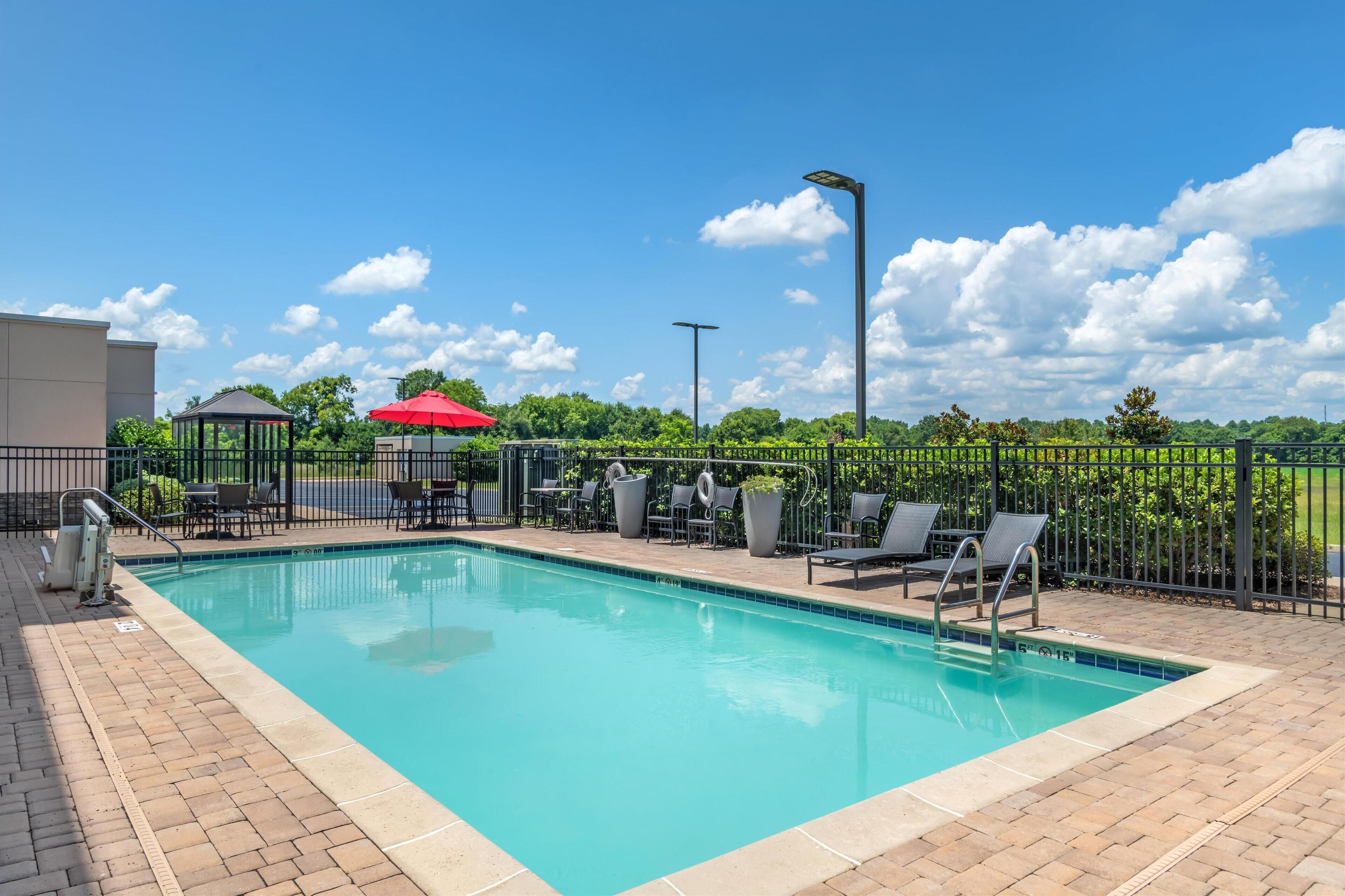 Piscine extérieure, chaises longues