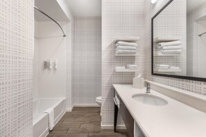 Habitación, 1 cama de matrimonio grande, no fumadores, frigorífico | Baño | Ducha y bañera combinadas y artículos de higiene personal gratuitos