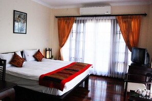 Zimmersafe, Schreibtisch, Verdunkelungsvorhänge, kostenloses WLAN