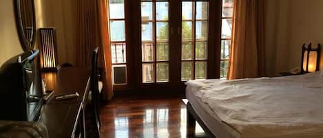 Chambre Standard avec lits jumeaux | Coffres-forts dans les chambres, bureau, rideaux occultants