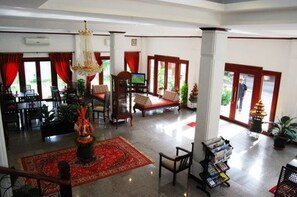 Coin salon dans le hall