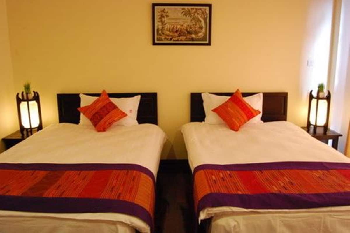 Standard Twin Room | Peti besi dalam bilik, meja, langsir/tirai gelap terus, Wi-fi percuma 