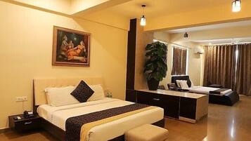 Premium bedding, in-room safe, desk, laptop workspace