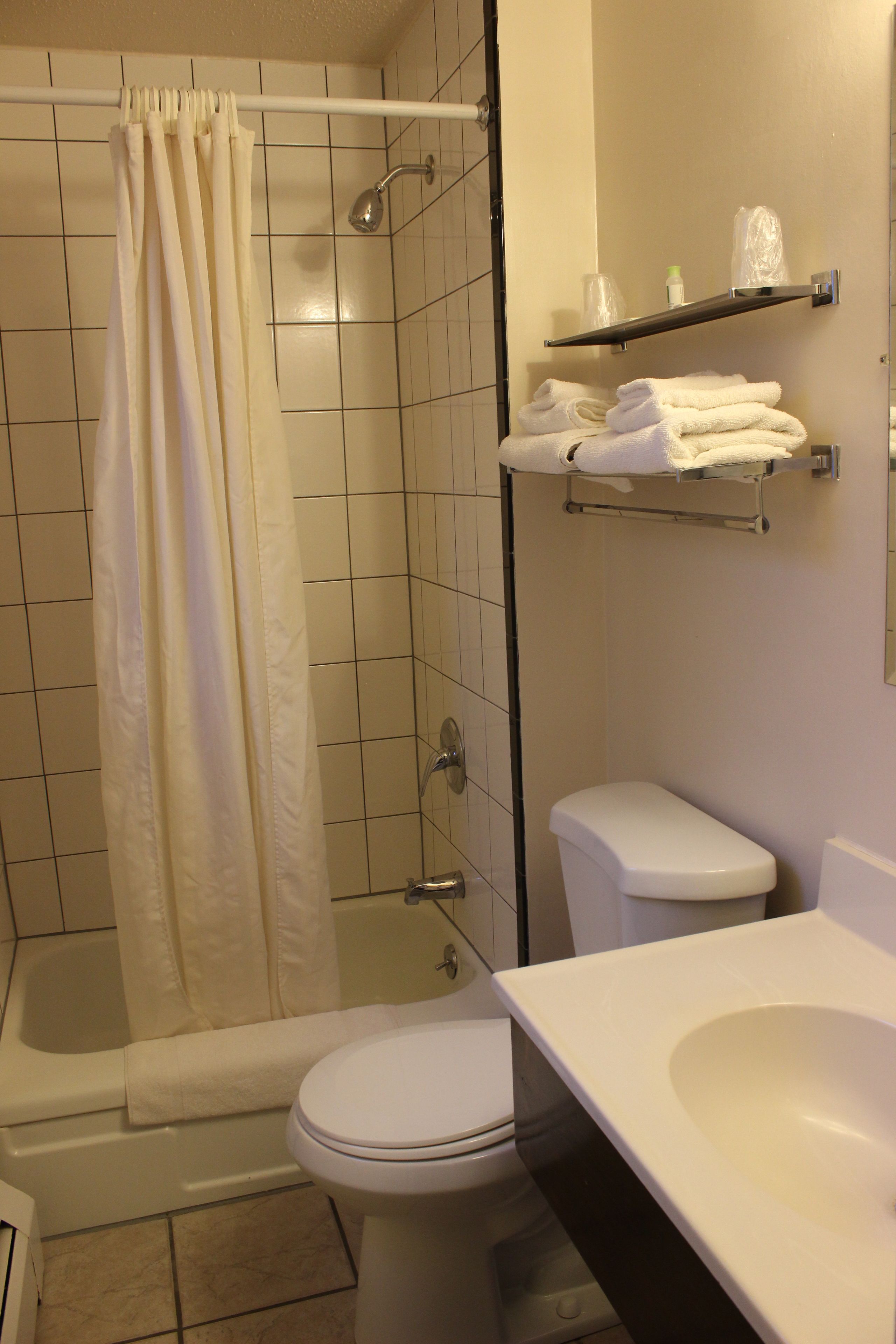 Ein Badezimmer mit Badewanne, Toilette und Waschbecken.