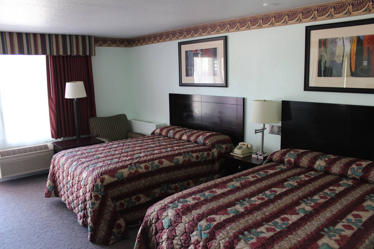 Rom (2 Full Beds) | Skrivebord, blendingsgardiner, strykejern/-brett og wi-fi (inkludert)