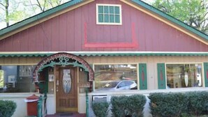 Property entrance - Hofbrau Riverfront Hotel (Helen)
