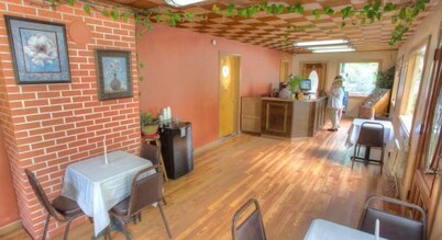 Hofbrau Riverfront Hotel