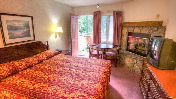 Desk, iron/ironing board (on request), WiFi (free) - Hofbrau Riverfront Hotel (Helen)