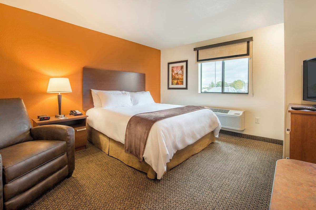 Premium bedding, pillowtop beds, desk, laptop workspace
