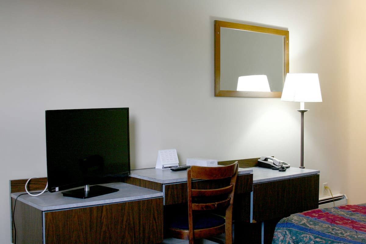 Standard Room, 1 Queen Bed | Desk, iron/ironing board, rollaway beds, free WiFi