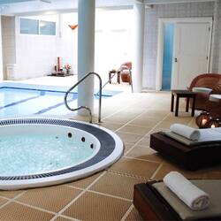 Indoor spa tub