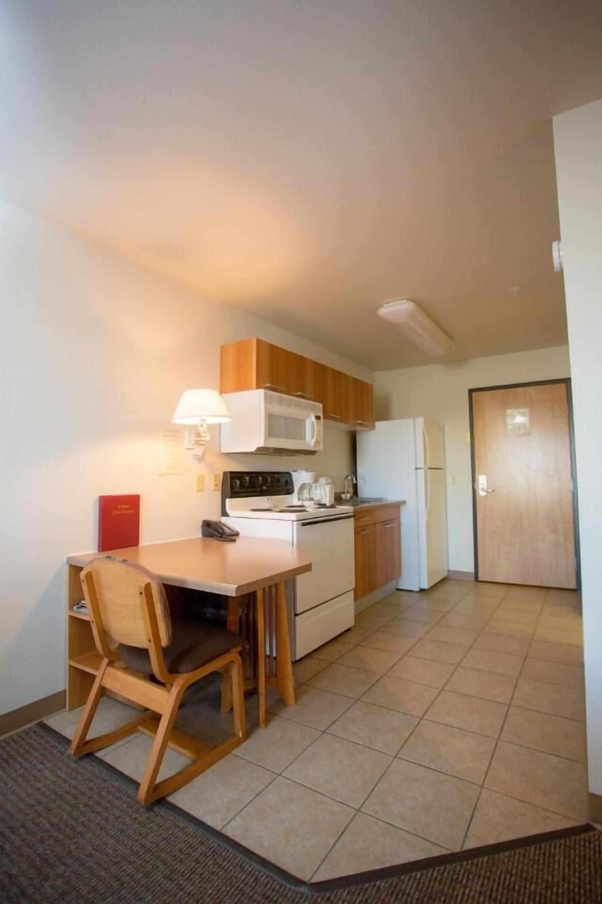 full-sized fridge, microwave, oven, stovetop