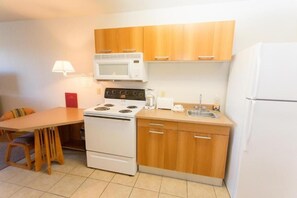 Full-sized fridge, microwave, oven, stovetop