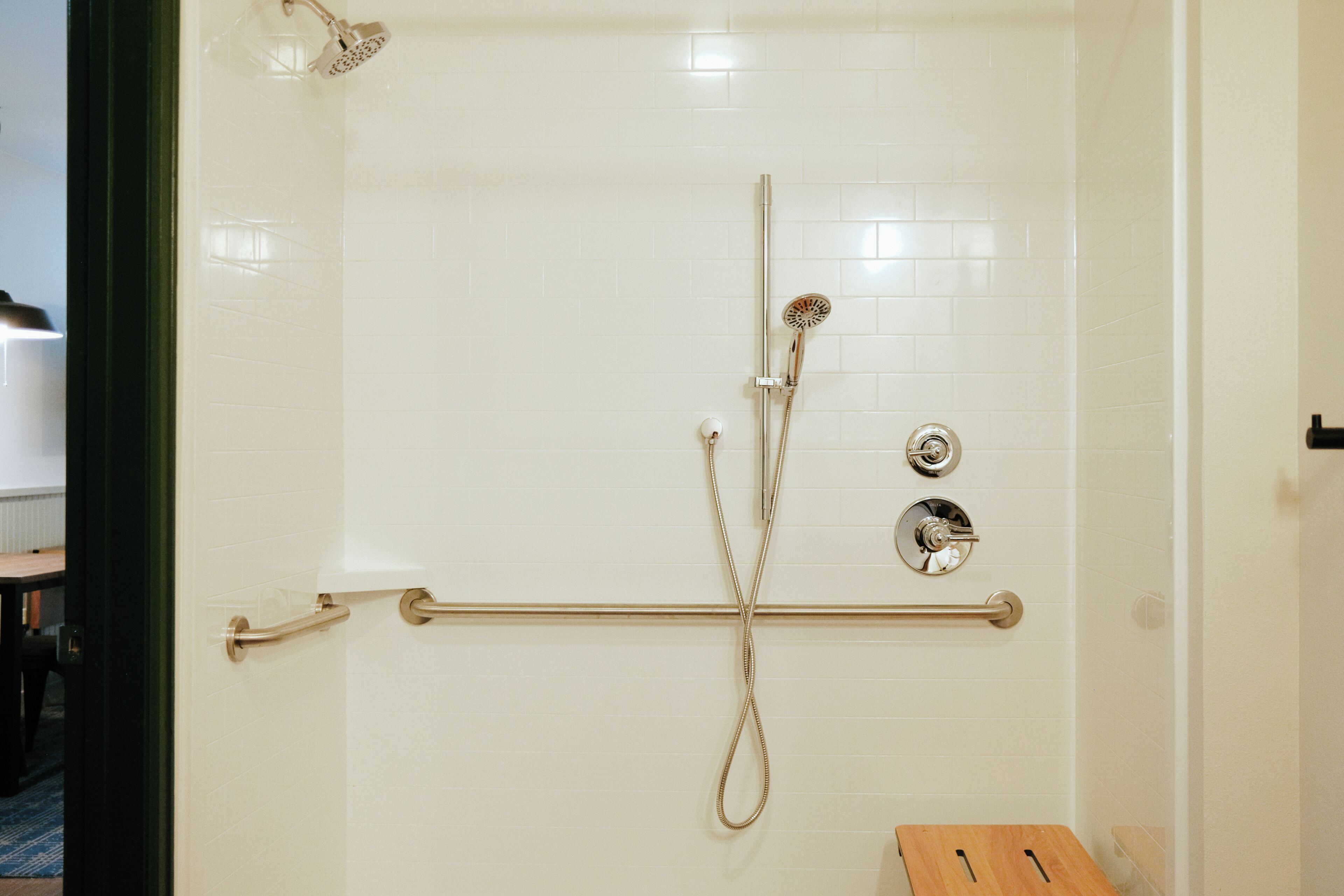 Shower, pancuran hujan, perlengkapan mandi gratis, dan pengering rambut