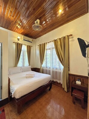 Desk, free WiFi - Nittaya Guesthouse (Luang Prabang)