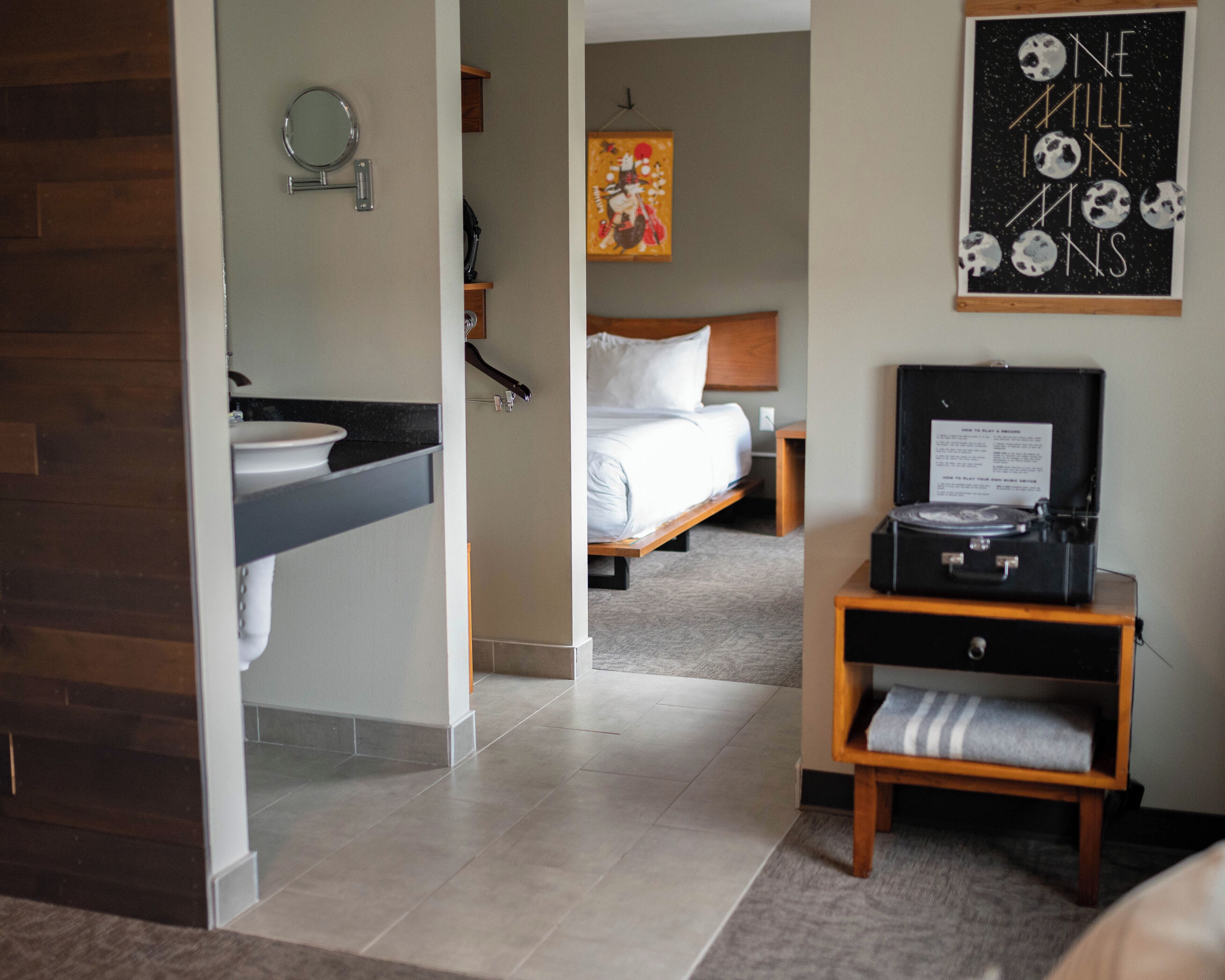 Rom | Individuelt dekorert, skrivebord og skrivebord for bærbar PC