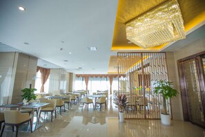 3 restaurantes; se sirve desayuno, almuerzo y cena; cocina china