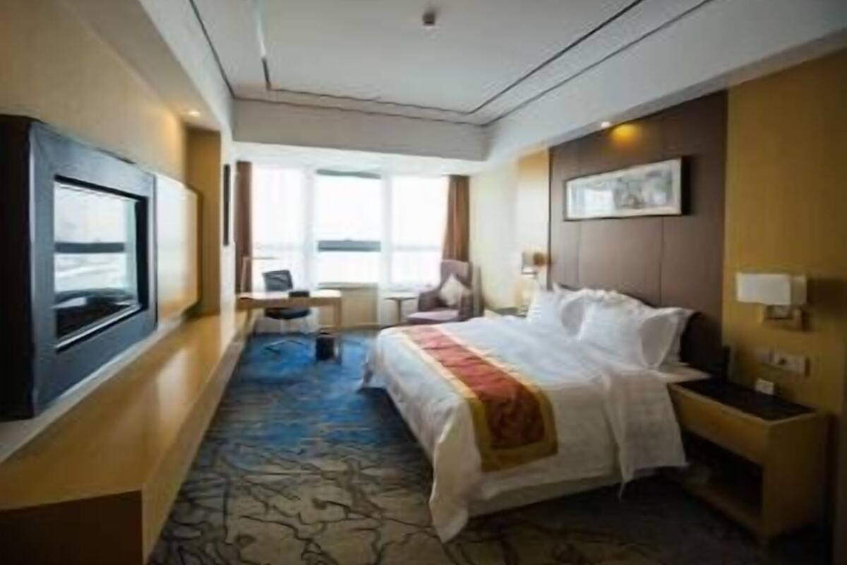 Minibar, in-room safe, desk, iron/ironing board
