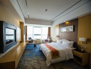 Minibar, caja de seguridad en la habitación y escritorio