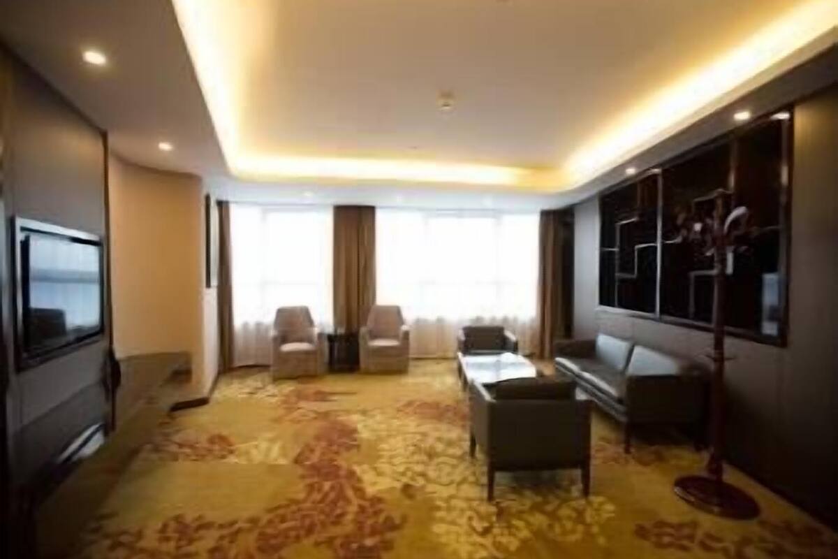 Minibar, in-room safe, desk, iron/ironing board