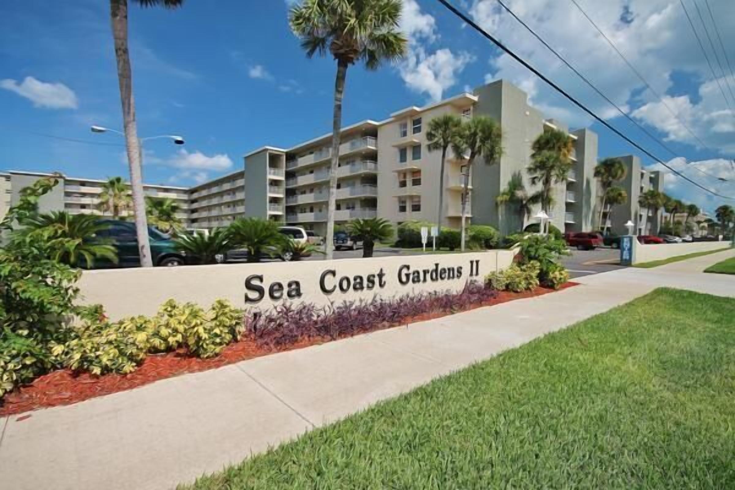 Ein mehrstöckiges Hotel mit der Aufschrift 'Sea Coast Gardens II'.