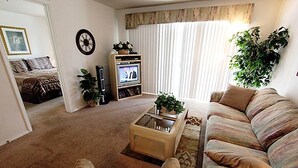 Living area - The Getaway Place 2 Bedroom Condo by Sunset Realty (Branson)