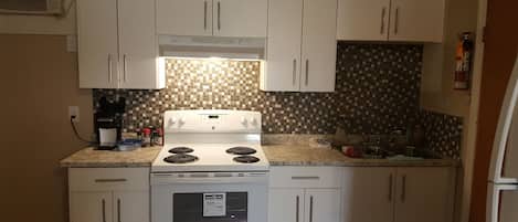 Suite - 2 soveværelser - ikke-ryger - køkken | Privat køkken | Køleskab, mikrobølgeovn, kaffe-/temaskine