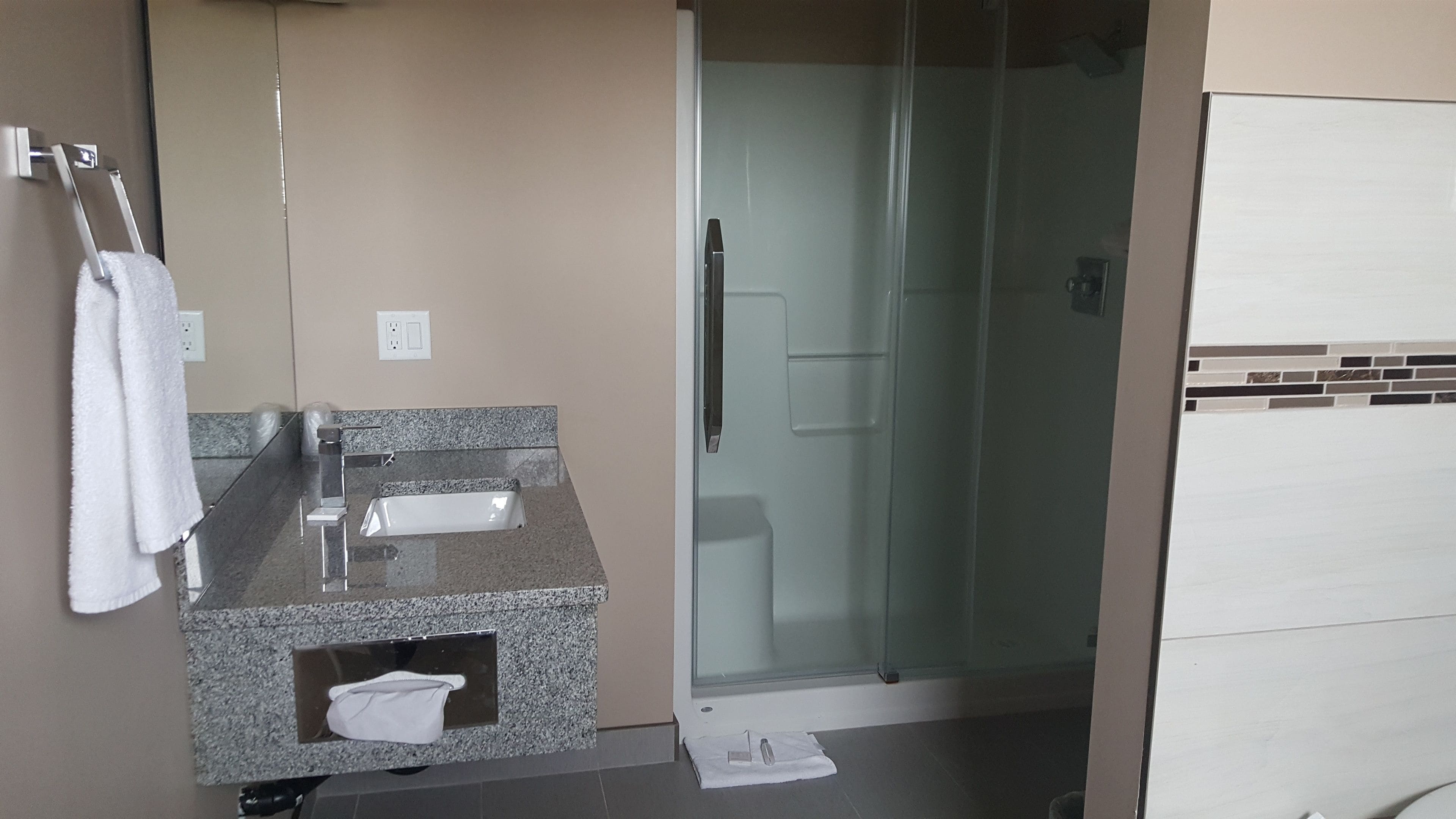 Suite, no fumadores, bañera de hidromasaje | Baño | Artículos de higiene personal gratuitos y toallas