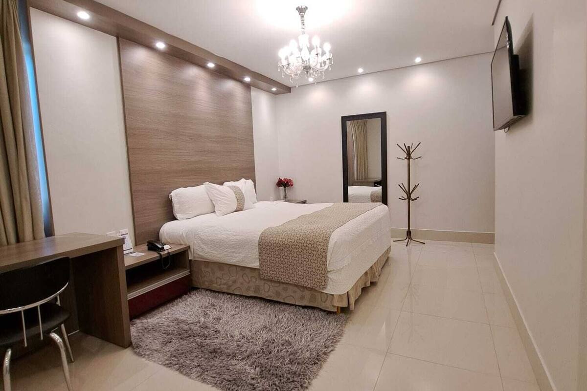 executive suite, 1 king bed | 1 bedroom, minibar, in-room safe, desk